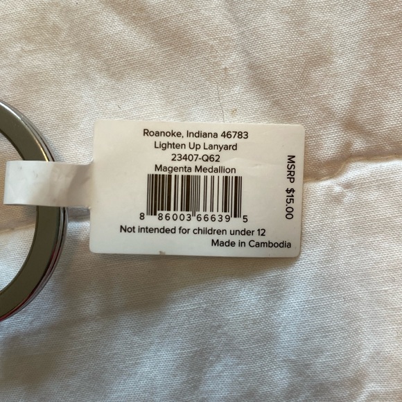 NWT Vera Bradley Lighten Up Lanyard Magenta Medallion - Picture 2 of 4